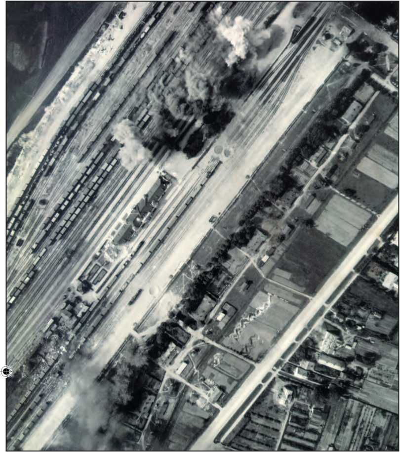 Аэрофотосъемка бомбежки крупного железнодорожного узла на территории СССР. 1941 г.