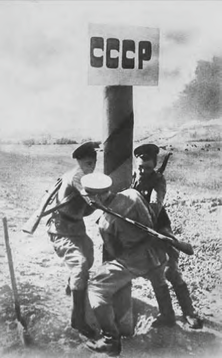 Бойцы устанавливают пограничный столб на границе с Румынией. Март 1944 г.