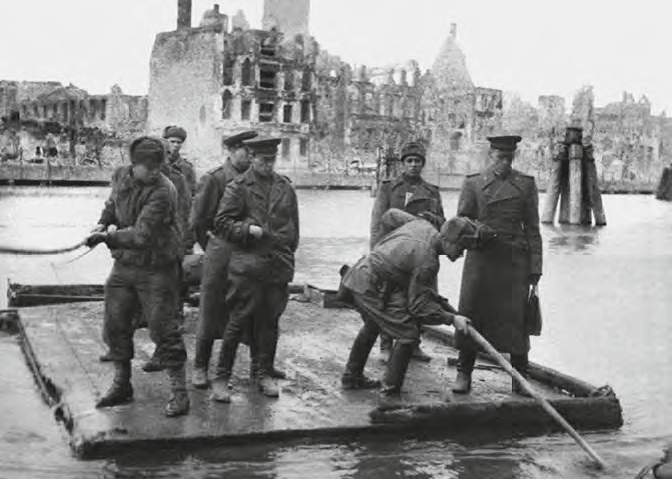Бойцы 1-й Московской стрелковой дивизии переправляются через реку Прегель в Кенигсберге. 1945 г.