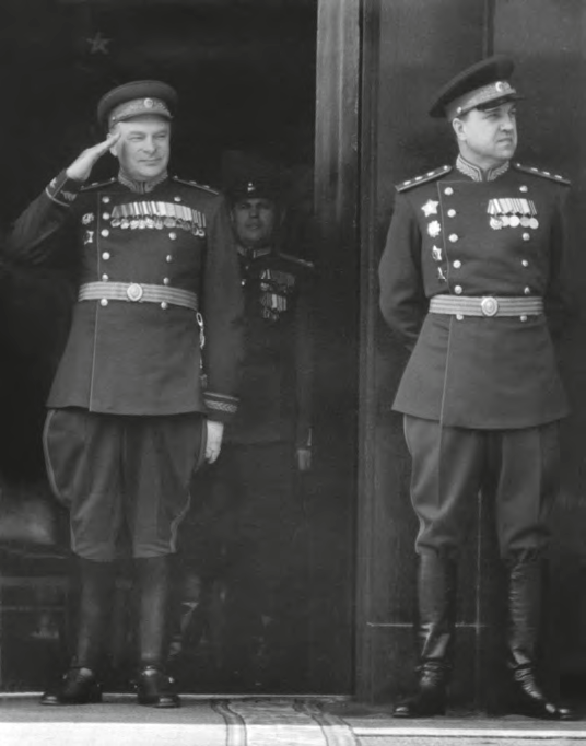 В.С. Абакумов (справа) и Н.Н. Селивановский. 1945 г.