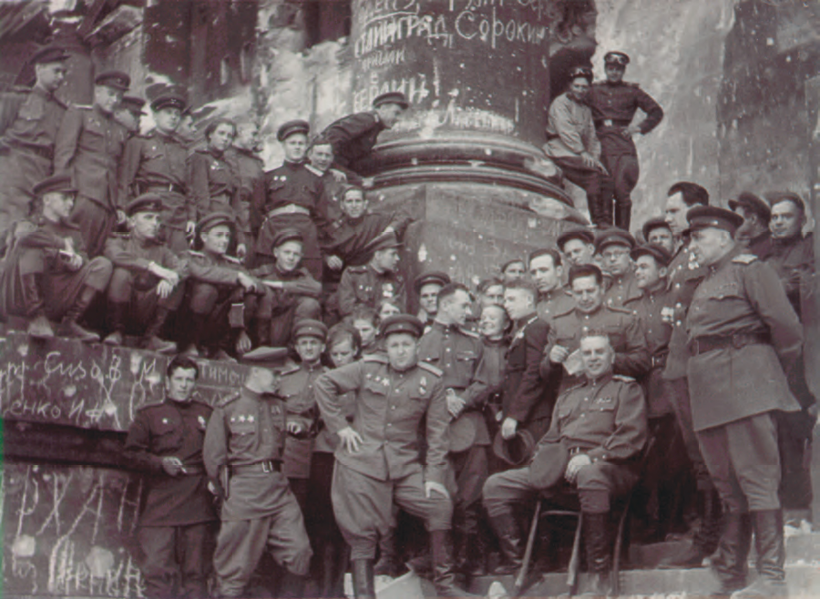 Личный состав ОКР «Смерш» 5-й Ударной армии у поверженного рейхстага. Май 1945 г.