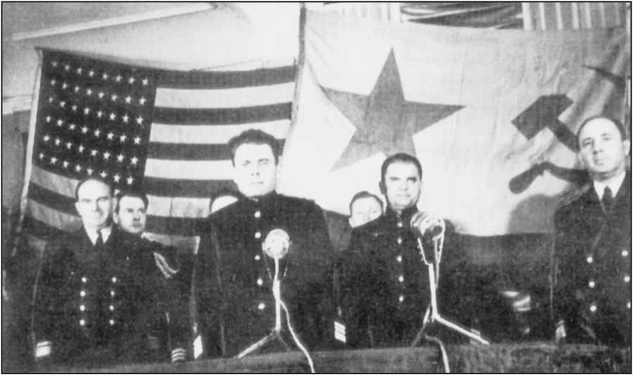 Представители союзных военных миссий на торжественном собрании по случаю награждения воинов-североморцев. 1943 г.