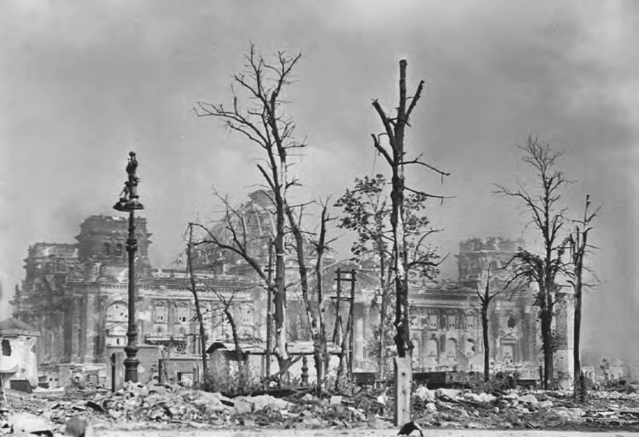 Рейхстаг после боев. Май 1945 г.