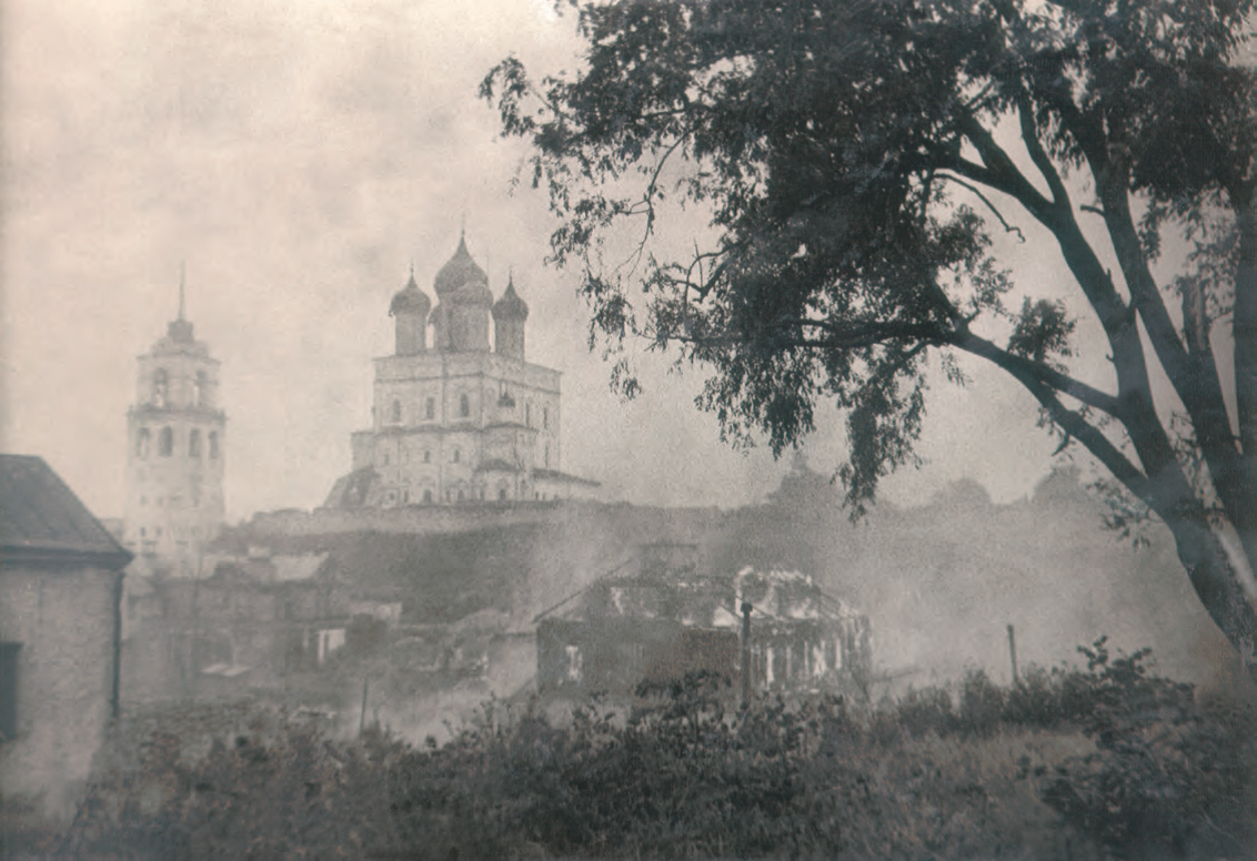 Сожженный немцами Псков. 1944 г.