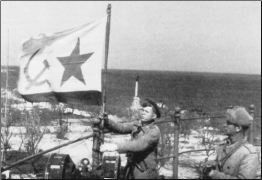 Военно-морской флаг над освобожденным Севастополем