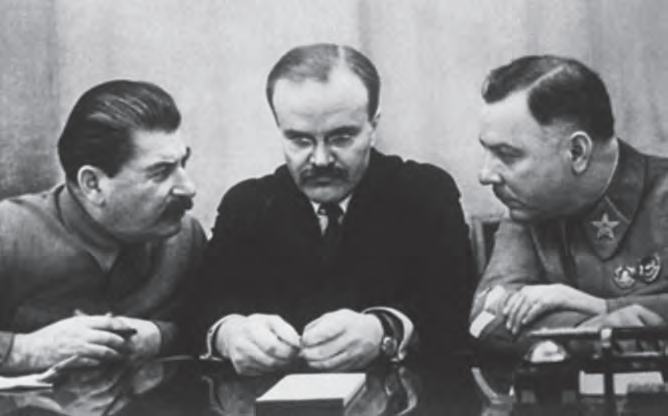 И.В. Сталин, В.М. Молотов и К.Е. Ворошилов решают вопросы войны и мира. 1936 г.