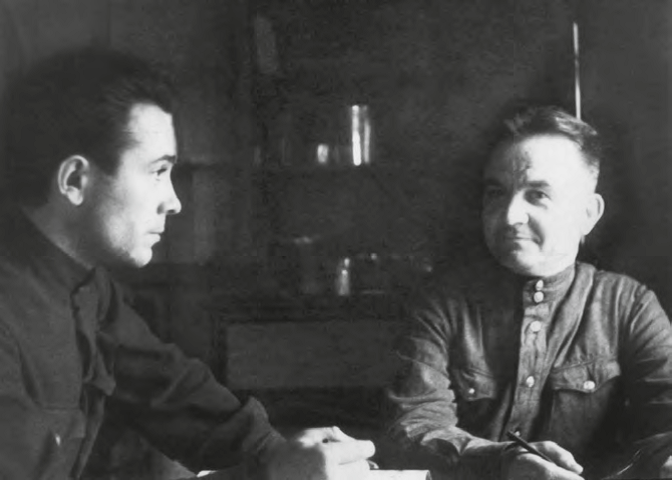 И.С. Базалий (справа) дает показания сотруднику «Смерш»