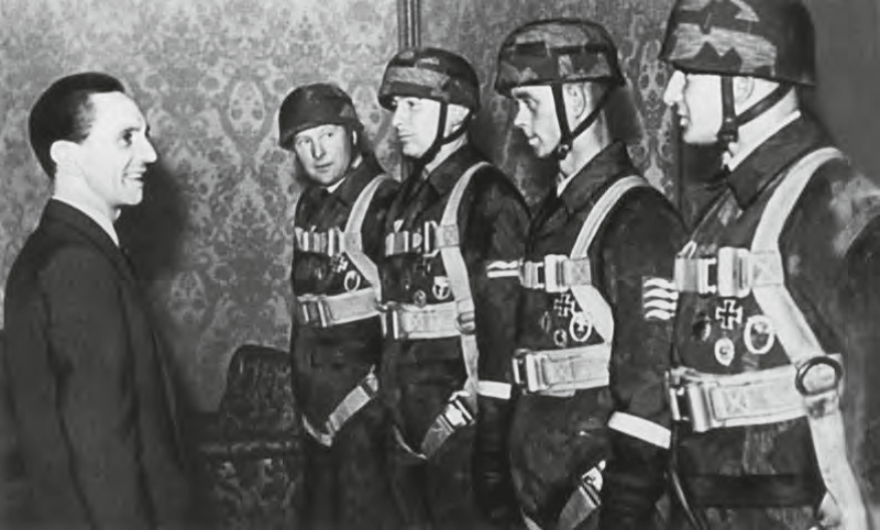 Й. Геббельс с группой награжденных бойцов разведывательно-диверсионного подразделения