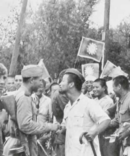 Население Харбина приветствует советские войска