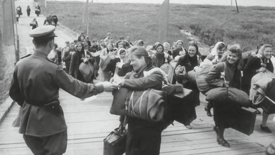 Освобожденные советские граждане возвращаются домой. 1945 г.