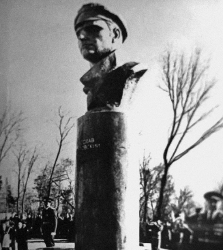 Памятник  Ч. А.  Путовскому у Комсомольского озера в г. Душанбе
