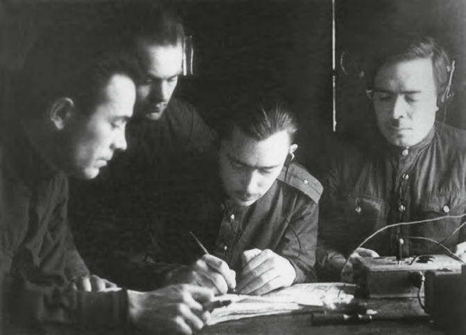 Радист Г. Поляков (второй справа) во время сеанса радиообмена с немецким разведцентром
