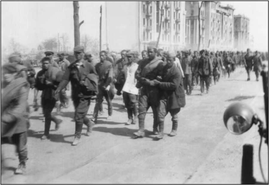 Советские военнопленные на улицах Минска. 1941 г. Трофейная фотография