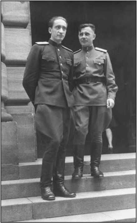 Сотрудники «Смерш» НКО СССР Г. Самойлов и К.П. Новиков (слева) у Дворца правосудия в Нюрнберге