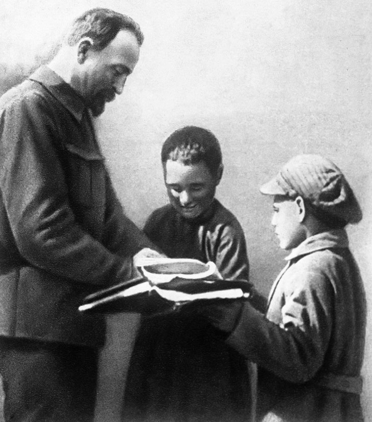 Ф. Э.  Дзержинский  и  дети