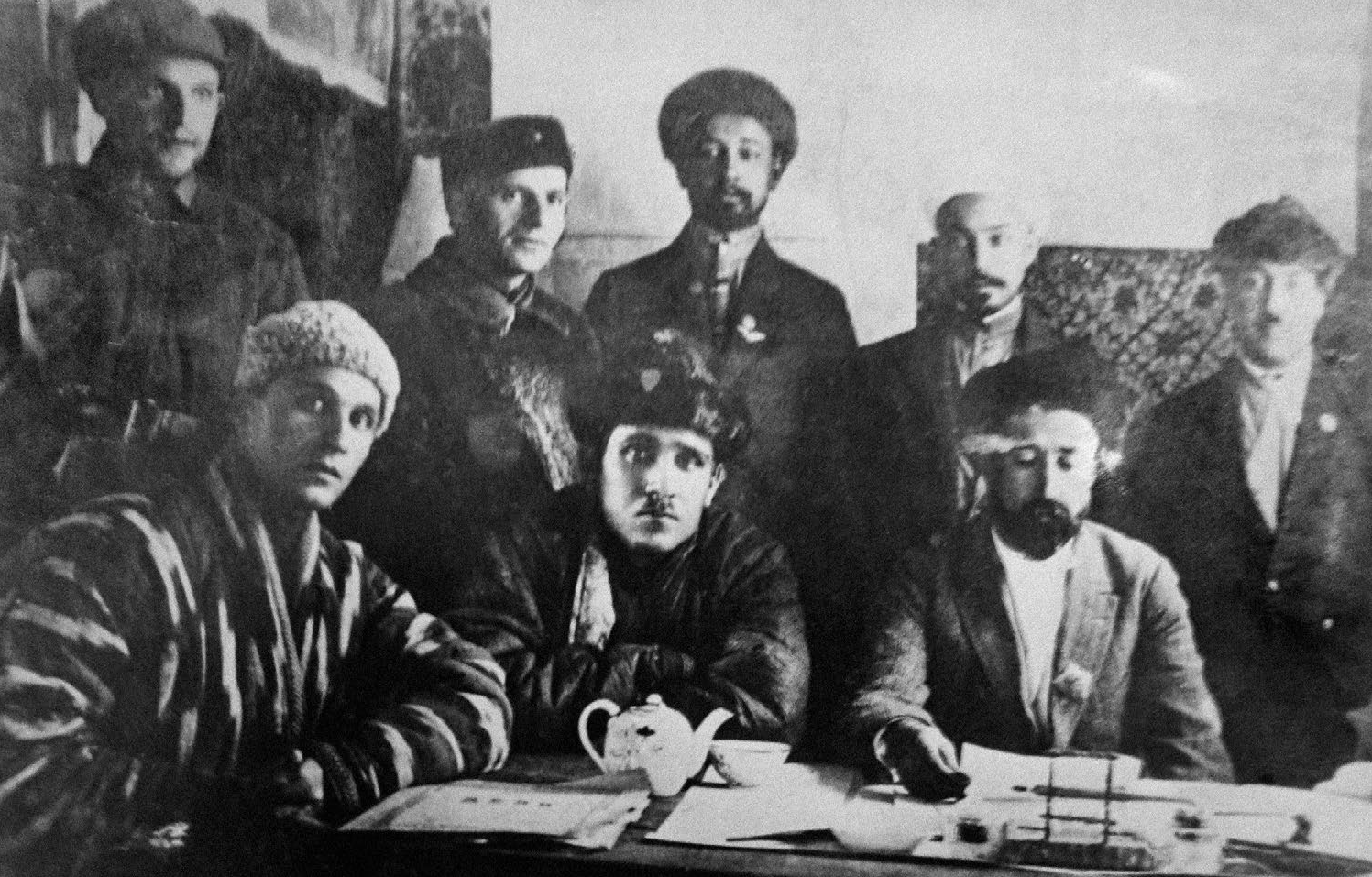 Ч. А.  Путовский  среди  членов  правительства  Таджикской  АССР  (задний  ряд,  второй  слева)