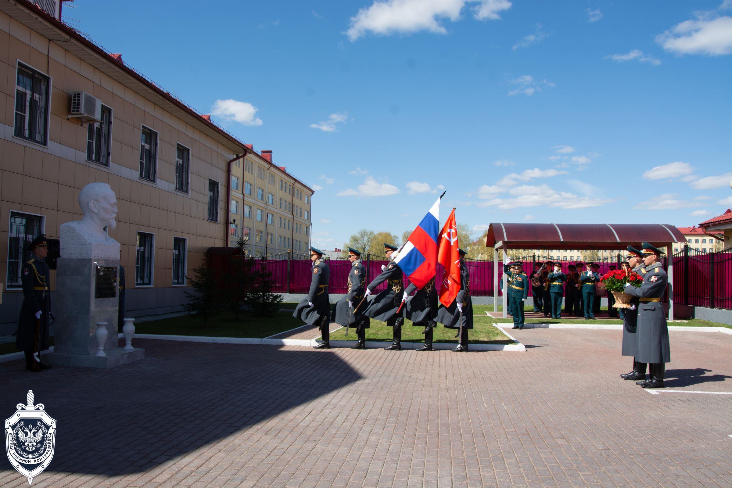 Возложение цветов к памятнику Ф.Э. Дзержинского в отделе ФСБ России по ОДОН  ВНГ» | Лента событий | Ветераны Военной Контрразведки