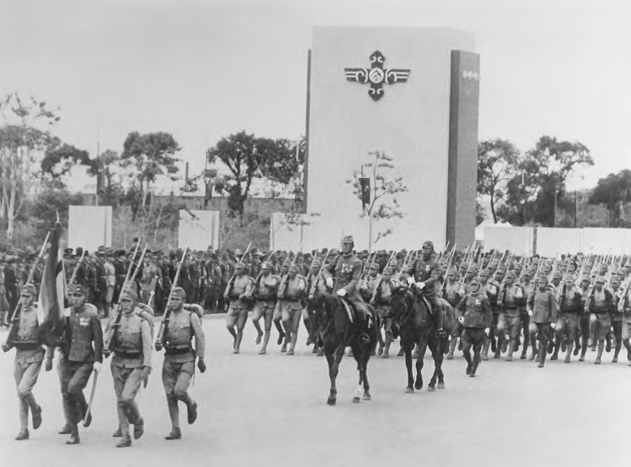 Военный парад в честь 10-й годовщины государства Маньчжоу-го. Март 1942 г.