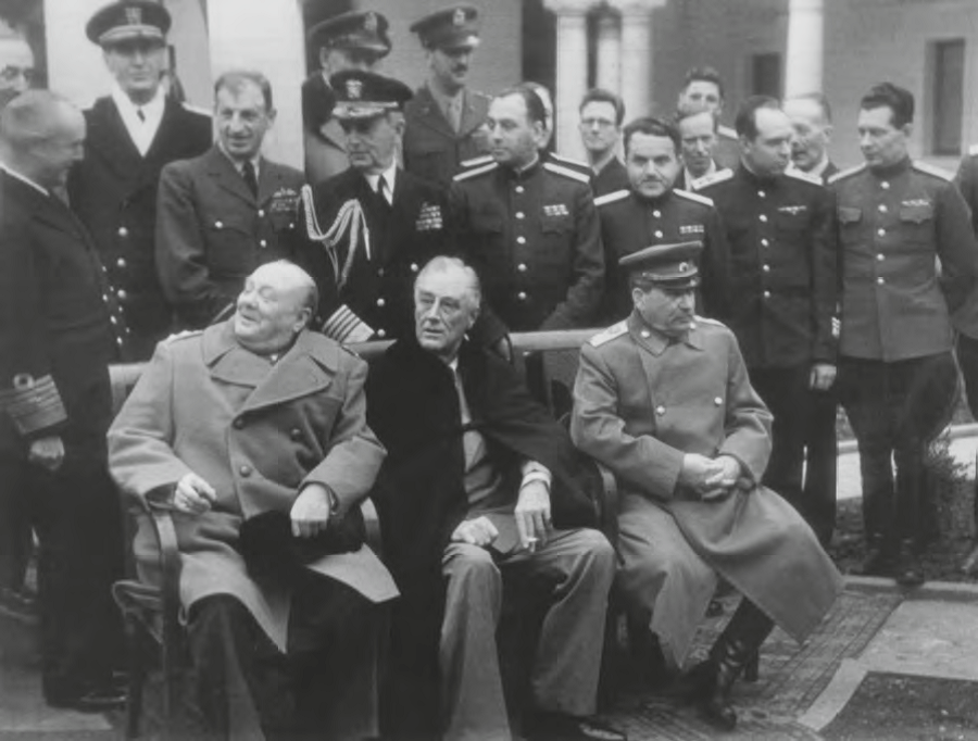 Черчилль, Рузвельт, Сталин среди военных экспертов Ялтинской конференции. Февраль 1945 г.