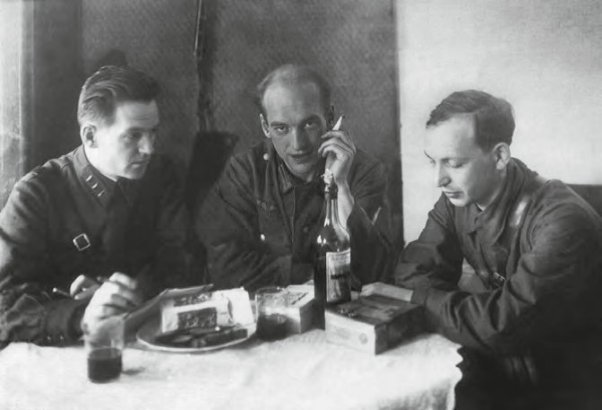 Биттиг (в центре) с офицерами советской контрразведки