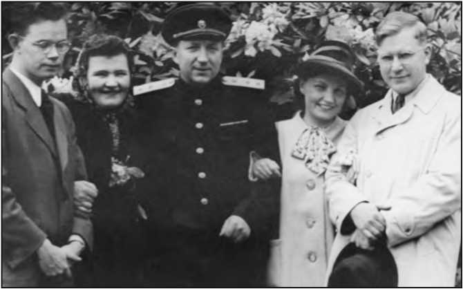 Члены советской делегации в Нюрнберге: Б.А. Соловов, РА. Руденко и В.В. Кучин с женами