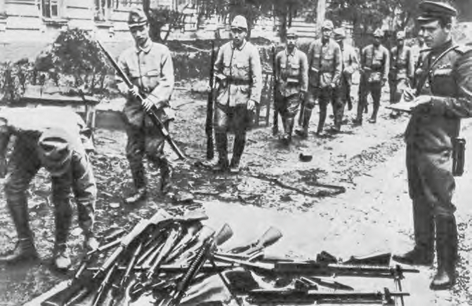 Японские солдаты складывают оружие